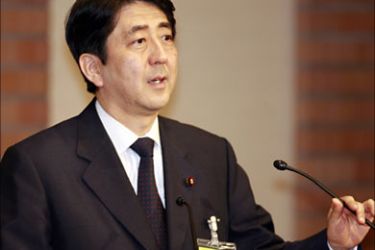 f_Japanese Prime Minister Shinzo Abe delivers a speech during a reception for a symposium "The Future of Asia" at a Tokyo hotel 24 May 2007. Japan called for the world to halve