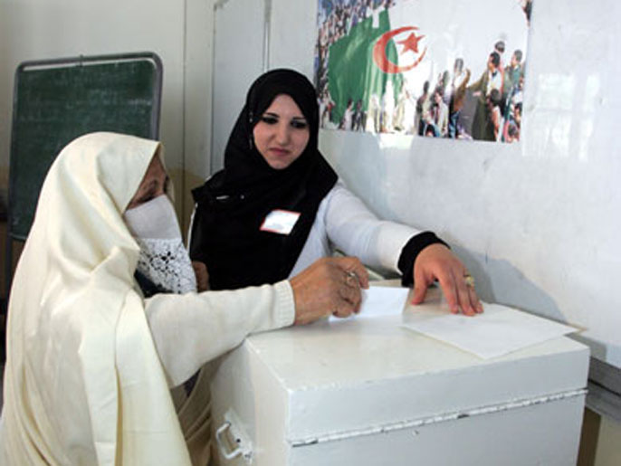 ‪الجزائر تستعد لانتخابات تشريعية تعتبر محكا لمدى تفاعل البلاد مع الربيع العربي‬ (الفرنسية-أرشيف)