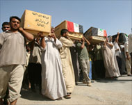 عراقيون يدفنون ضحايا العنف (الفرنسية)