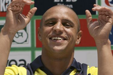 R/ Brazilian soccer player Roberto Carlos reacts during his contract-signing ceremony in Istanbul June 19, 2007. Carlos has signed a two-year deal with Turkish soccer club Fenerbahce. REUTERS