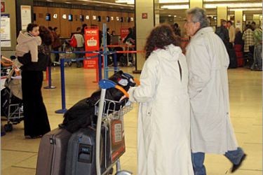 مسافرون في مطار أورلي بباريس الجزيرة . نت