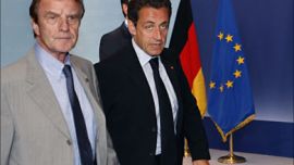 r_France's president Nicolas Sarkozy (R) and Minister for Foreign Affairs Bernard Kouchner arrive at a EU heads of states and governments summit in Brussels, June 22, 2007