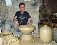 عبد السلام يعمل بصناعة الفخار منذ 25 عاما (الجزيرة نت)