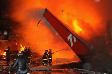 f_Firefighters try to extiguish the fire around the wreckage of a TAM Brazilian airlines A320 passenger aircraft that crashed 17 July, 2007 while landing at Congonhas airport