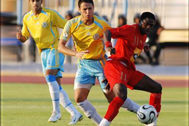 F/Sudanese club al-Marikh player Idaho (R) vies for the ball with Egyptian club Ismailia player Motasem Salem (C) as teammate Abed al-Fadel (L) stands alert during the group phase football match for the 2007 African Confederation of Football (CAF) Cup at Ismailia Stadium, 22 July 2007. AFP PHOTO/Amro MARAGHI