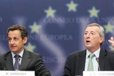 AFP/ French President Nicolas Sarkozy (L) and Prime Minister of Luxembourg Jean-Claude Juncker (R) give a press conference after a Eurogroup meeting 09 July 2007, at the EU Commission's Headquarters in Brussels.