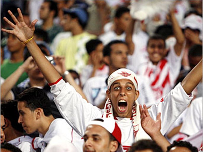 REUTERS/ El Zamalek fans cheer during the soccer match against Al-Ahly at the Egyptian Cup finals in Cairo July 2, 2007. REUTERS/Amr Dalsh (EGYPT)