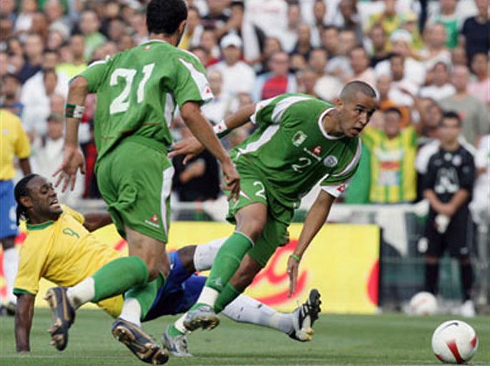 F/Brazil's midfielder Love Vagnerl (L) vies with Algeria's defenders Antar Yahia (C) and Madjid Bouguerra (R) during their friendly football match, 22 August 2007 at the Mosson stadium in Montpellier, southern France. AFP PHOTO PASCAL GUYOT