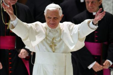AFP : Pope Benedict XVI waves to pilgrims in the Sala Nervi at the Vatican, 08 August 2007, during his keekly general audience. French Cardinal Roger Etchegaray has handed a