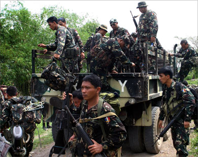 قوات من الجيش الفلبيني بعد مواجهة مع جبهة تحرير مورو الإسلامية (الفرنسية-الأرشيف)