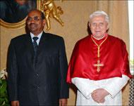 البابا مستقبلا الرئيس السوداني في الفاتيكان  قبل أسبوع (الفرنسية)
