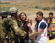 جنود الاحتلال منعوا الطواقم الطبية من الدخول للمخيم لإنقاذ المصابين (الجزيرة نت)
