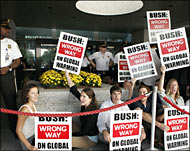 محتجون أمام وزارة الخارجية الأميركية حيث عقدت اجتماعات قمة المناخ (رويترز)