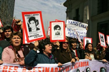 AFP/ Members of different Human Rights organizations pay tribute to late Chilean President Salvador Allende, in the surroundings of La Moneda presidential palace, on September 11th, 2007, on the 34th anniversary of the coup that overthrew him from power and saw general Augusto Pinochet become a dictator.