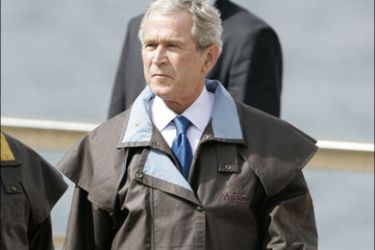 afp ; US President George W. Bush prepares as APEC leaders gather for a group photo wearing Drizabone jackets at the Sydney Opera House, 08 September 2007, during the