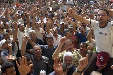 r_Textile workers stage a strike over pay at Ghazl el-Mahalla factory in Mahalla city, 130km north of Cairo, September 23, 2007.