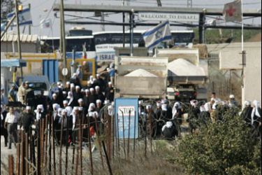 F/Druze sheikhs cross the Quneitra checkpoint between Syria and the Israeli-occupied Golan Heights as a 'Welcome to Israel' sign appears in the background, 06 September 2007. Syria said its air defences went into action to force out Israeli