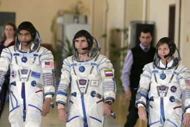 Members of an International space crew Sheikh Muszaphar Shukor (L) of Malaysia, Yury Malenchenko (C) of Russia and US Peggy Whitson (R) walk during a training session at Star