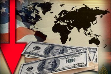 آثار انخفاض الدولار على الاقتصاد العالمي
