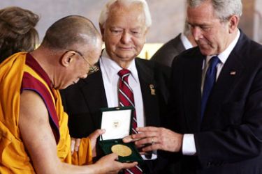 AFP/ US President George W. Bush (R) presents His Holiness the 14th Dalai Lama of Tibet (L) with the Congressional Gold Medal as US Senator Robert Byrd (C) looks on in the Rotunda of the US Capitol in Washington, DC, 17 October 2007.