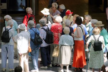 حضور كبار السن في الأماكن العامة أمرا مألوفا في أغلب الدول الأوروبية ذات مستوى المعيشة المرتفع.