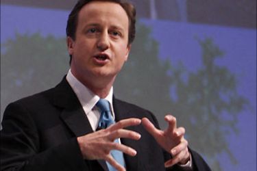 r_Conservative Party leader David Cameron delivers his keynote speech during the final day of the Conservative Party annual conference October 3, 2007.REUTERS
