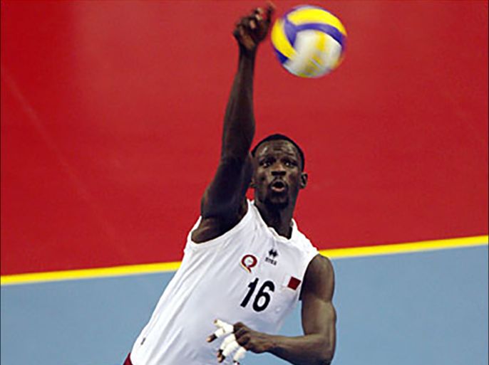 AFP / Qatari Ibrahim Mohammed returns the ball to Egyptian players during their volleyball match at the 11th Pan-Arab Games in Cairo, 13 November 2007. The Games are a