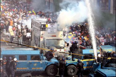 epa/epa01162594 Venezuelan students clashed with members of the Metropolitan Police during a protest in the streets of Caracas, 01 November 2007