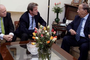 French Foreign Minister Bernard Kouchner (C) and his Spanish counterpart Miguel Angel Moratinos (L) meet with Lebanese deputy Michel Aoun (R) in Rabiyeh, northeast of Beirut, 22 November 2007