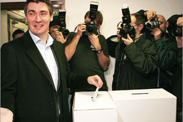 REUTERS/ Opposition leader of Social Democrat Party (SDP) Zoran Milanovic casts his ballot at a polling station during Croatia's general elections in Zagreb November 25, 2007. Croats