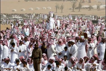 r/Saudis from the Otaiba tribe gather during the Mazayen al-Ibl competition, to find the "most beautiful camels", in the desert region of Shaqra 300 km from Riyadh November 1, 2007