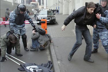 f_Russian riot police detain opposition supporters 24 November 2007 in Moscow, after clashes with police during a protest a week ahead of legislative elections. Opposition