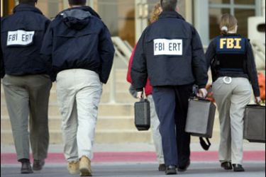 R/Members of the FBI investigators arrive at the Westroads Mall in Omaha Nebraska, December 5, 2007. A 19-year-old gunman opened fire with a rifle inside a crowded shopping mall killing eight people and then himself, police said. REUTERS/Chris VanKat (UNITED STATES)