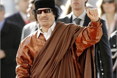 REUTERS /Libya's President Muammar Gaddafi salutes the press on his arrival to the EU-Africa summit in Lisbon, December 8, 2007. European and African leaders will seek to forge a fresh partnership to tackle issues like trade, immigration and peacekeeping this week when they hold their first summit in seven years. REUTERS/Jose Manuel Ribeiro (PORTUGAL)