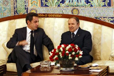 AFP/ Algerian President Abdelaziz Bouteflika (R) chats with his French counterpart Nicolas Sarkozy upon his arrival, 03 december 2007 in Algiers. Sarkozy starts today a three-day visit in Algeria.
