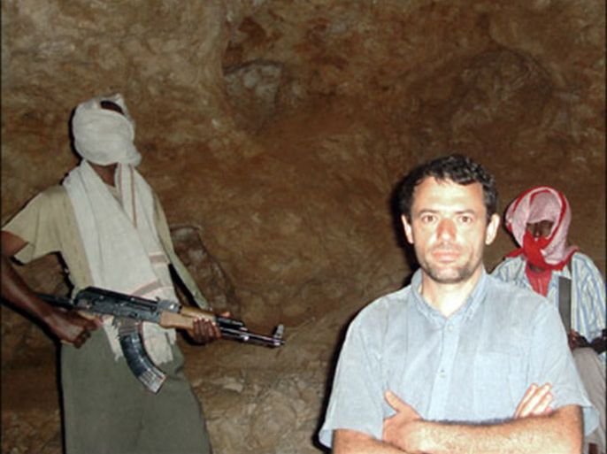 afp : This handout photo taken 19 December 2007 shows abducted French cameraman Gwen Le Gouil (C) sitting near two armed militiamen in an undisclosed location in Somalia.