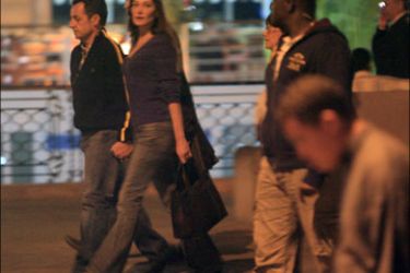 afp - French President Nicolas Sarkozy (L) walks hand in hand with ex-supermodel Carla Bruni next to the Nile river in Luxor, 25 December 2007