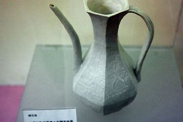 One of the artifacts found on a recovered merchant ship loaded with porcelain and other antiquities that sank off China's southern coast 800 years ago is displayed in Yangjiang, southern China's Guangdong province, 23 December 2007