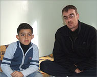 بسام جلامنة حرم من ولده بسبب إجراءات الاحتلال (الجزيرة نت)