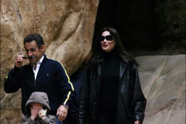 afp - French President Nicolas Sarkozy, his girlfriend Carla Bruni and her young son visit Petra 05 January 2008. Sarkozy and Bruni arrived today in the centuries-old rose-red