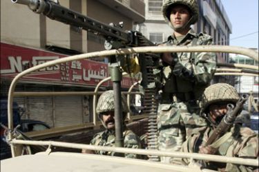 r : Pakistani soldiers patrol a street in Hyderabad, 160 km (100 miles) from Karachi January 2, 2008. Pakistan will deploy army troops and paramilitary soldiers to ensure