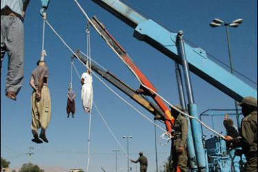 f/(FILES) Four Iranian criminals hang limply from the nooses during public execution in the southern city of Shiraz, 950 kms (590 miles) south of Tehran, 05 September 2007. Iran's judiciary announced 30 January 2008