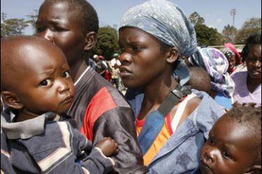 r-Displaced Kenyans await the distribution of aid at their temporary refuge at the Nairobi Show Grounds, January 13, 2008.