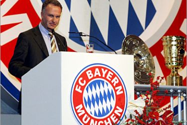 epa00574457 Chariman of FC Bayern Munich AG, Karl-Heinz Rummenigge (L) addresses the German Bundesliga soccer club's annual general meeting , in Munich on Monday