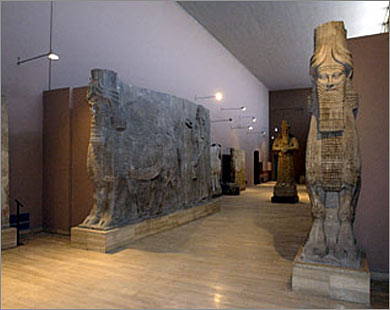 قاعة عرض آثار الحقبة الآشورية في المتحف الوطني العراقي (الفرنسية-أرشيف)