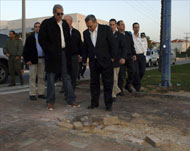 وزير الدفاع إيهود باراك (يمين) يتفقد مع عمدة سديروت موقع سقوط صاروخ فلسطيني (رويترز)