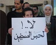 الصحفيون طالبوا بإلغاء أحكام السجنضد الصحفيين (الجزيرة نت-أرشيف)
