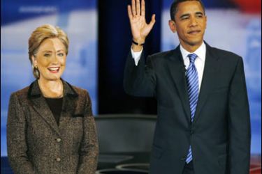 REUTERS/US Democratic presidential candidates Senator Hillary Clinton (D-NY) and Senator Barack Obama (D-IL) pose before the last debate before the Ohio primary in Cleveland, Ohio, February 26, 2008.