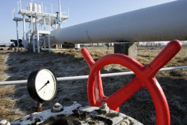 (FILES) A pressure valve is seen on a gas pipeline in the vicinity of the town of Boyarka, near Kiev, on February 12, 2008. Russia on March 3, 2008 cut gas supplies to Ukraine