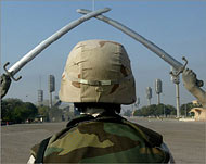 قوس النصر ببغداد أحد الآثار التي جسدت حقبة صدام حسين (الجزيرة نت)